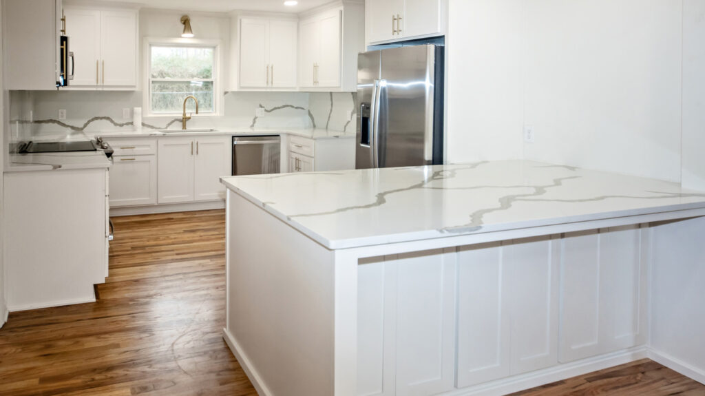 Arrêtez d'utiliser des produits chimiques agressifs sur les comptoirs en quartz : voici la bonne façon de les nettoyer