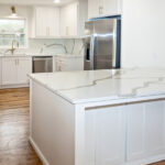 Arrêtez d'utiliser des produits chimiques agressifs sur les comptoirs en quartz : voici la bonne façon de les nettoyer