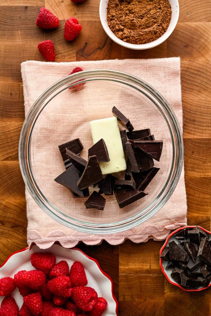 Chocolat et beurre dans un bol avant de fondre.