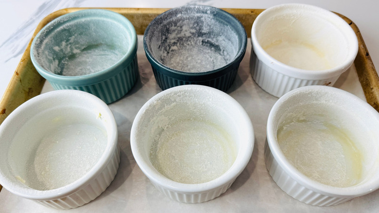 Ramequins farinés sur plaque à pâtisserie