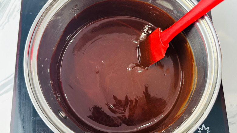 Mélange de chocolat brillant dans une poêle