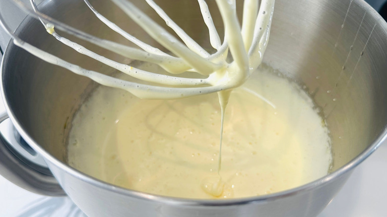 Mélange d'oeufs et de sucre au batteur sur socle