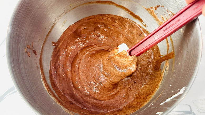Pâte au chocolat dans un bol avec spatule en caoutchouc