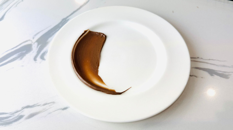 Nutella enduit sur une assiette blanche