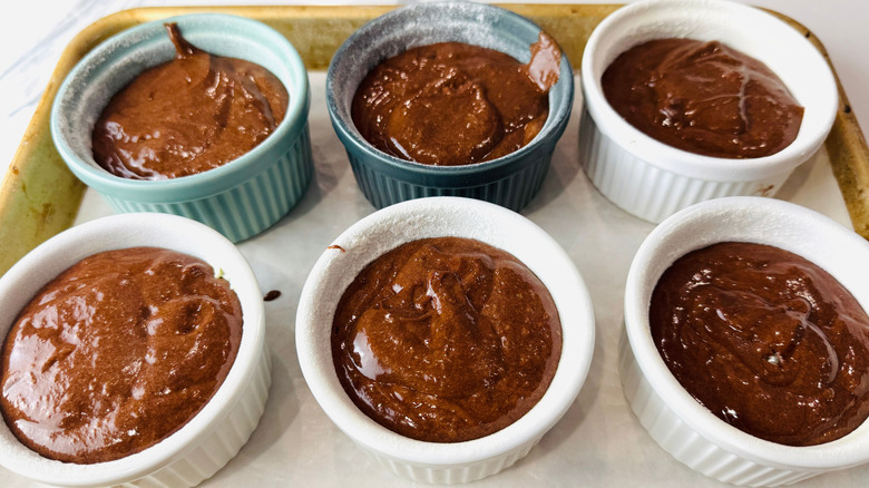 Gâteaux au chocolat non cuits dans des ramequins
