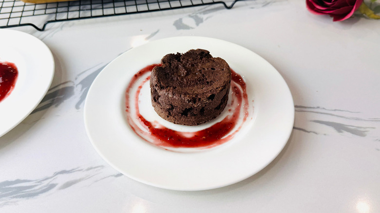 Gâteau au chocolat sur assiette avec confiture