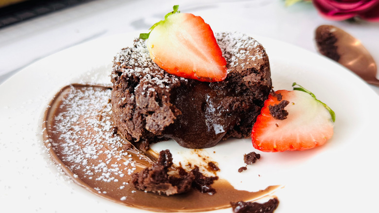 Gâteau de lave au chocolat ouvert