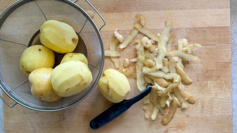 pommes de terre pelées à bord