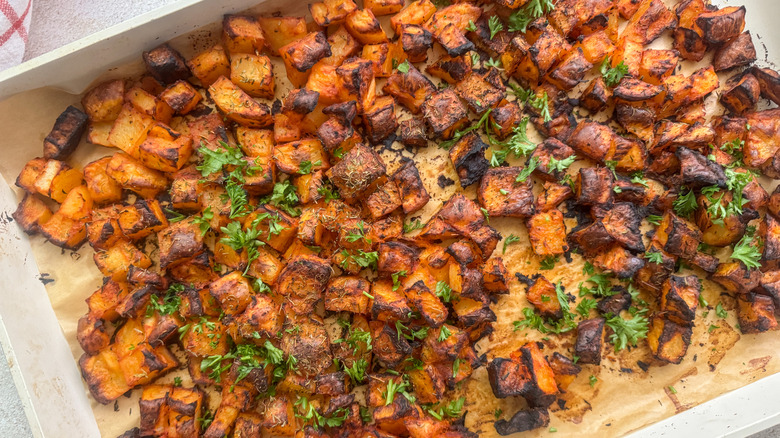 pommes de terre finies sur une plaque à pâtisserie