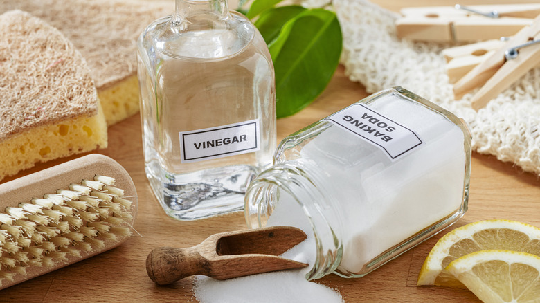 Deux récipients contenant du bicarbonate de soude et du vinaigre.