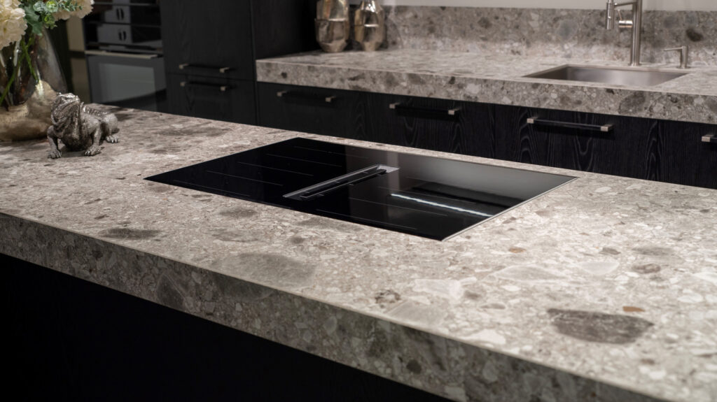 Une utilisation intensive en cuisine n'a aucune chance contre ce comptoir ultra-durable