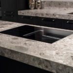 Une utilisation intensive en cuisine n'a aucune chance contre ce comptoir ultra-durable