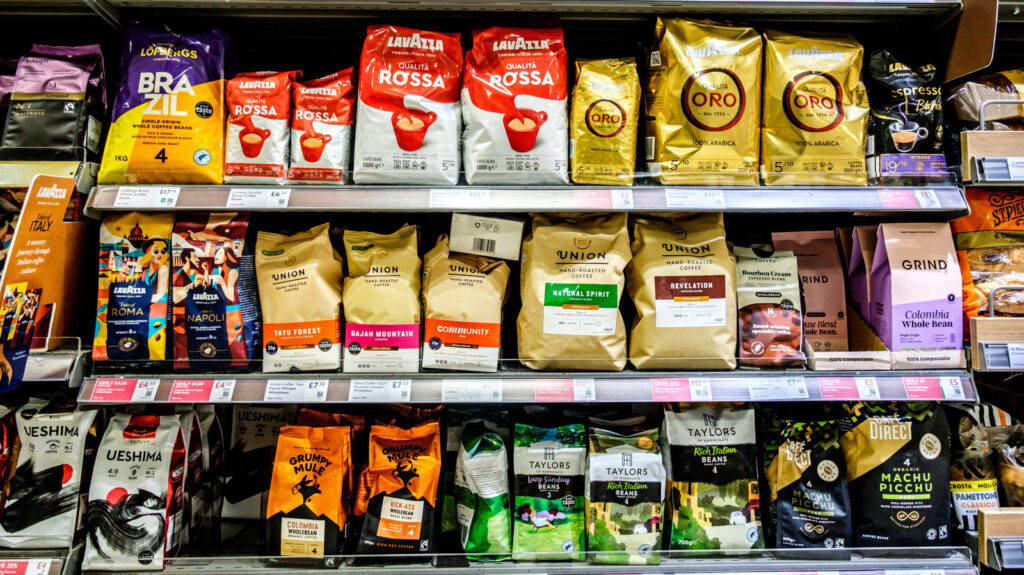 Le cadeau mort sur les emballages de café indiquant que vous buvez des grains de mauvaise qualité