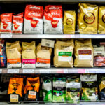 Le cadeau mort sur les emballages de café indiquant que vous buvez des grains de mauvaise qualité