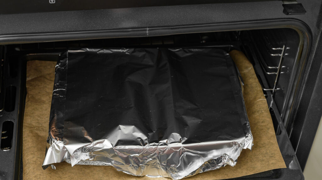 Pourquoi le papier d'aluminium colle aux aliments dans le four (et comment y remédier)