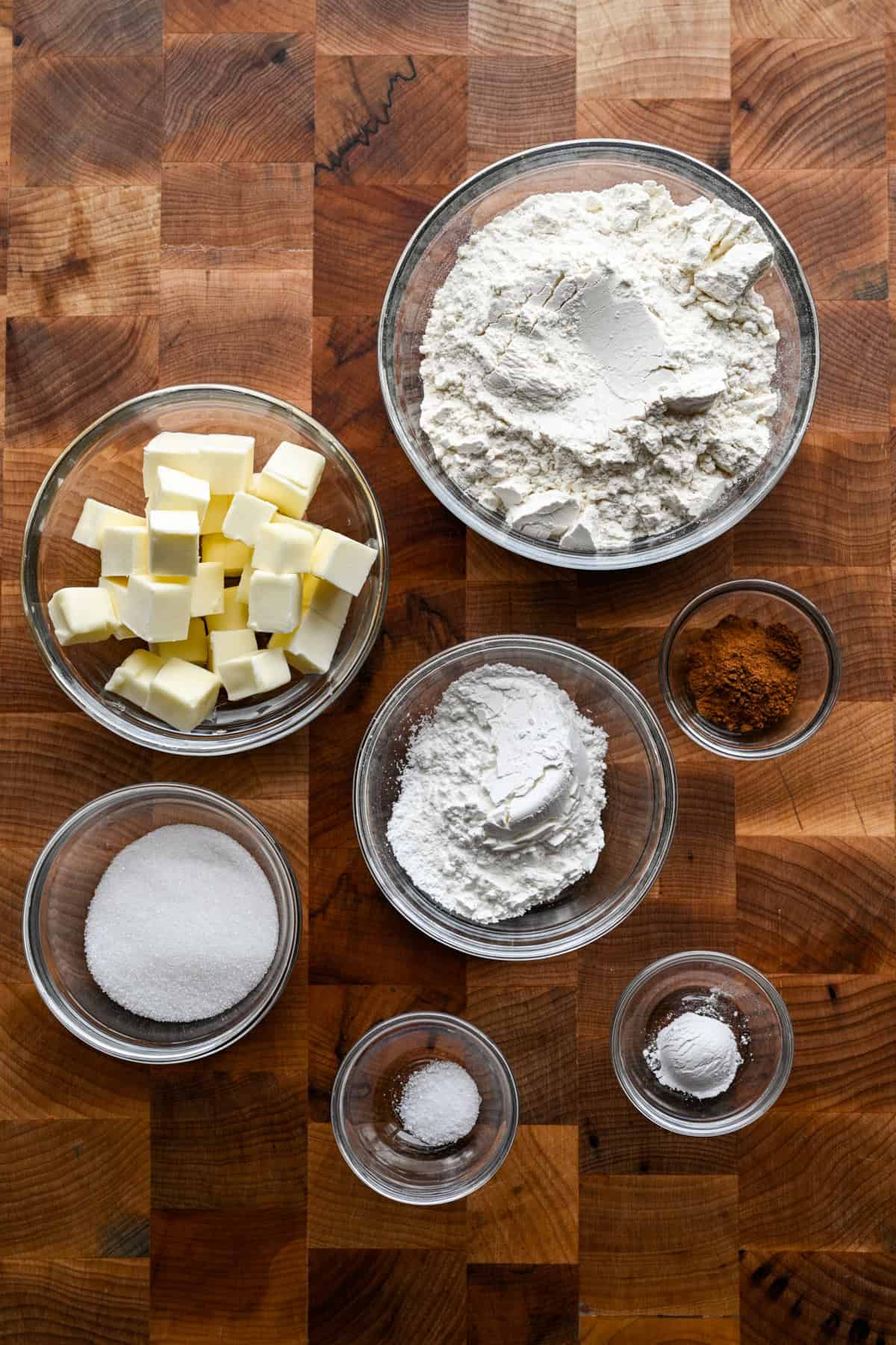Vue aérienne des ingrédients croquants du pain grillé à la cannelle.