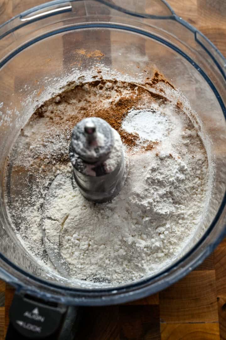 Vue aérienne des ingrédients dans un robot culinaire.