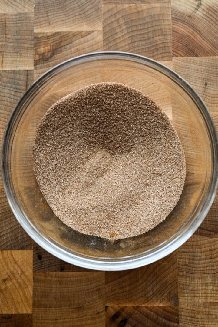 Sucre à la cannelle dans un bol.