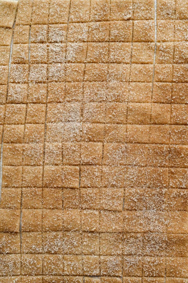 Pâte coupée en carrés.