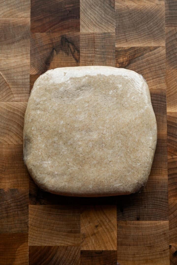 Boule de pâte dans une pellicule plastique.