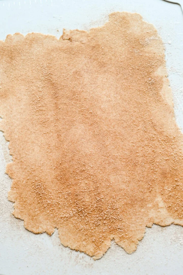 Pâte étalée en une fine feuille et saupoudrée de sucre à la cannelle.