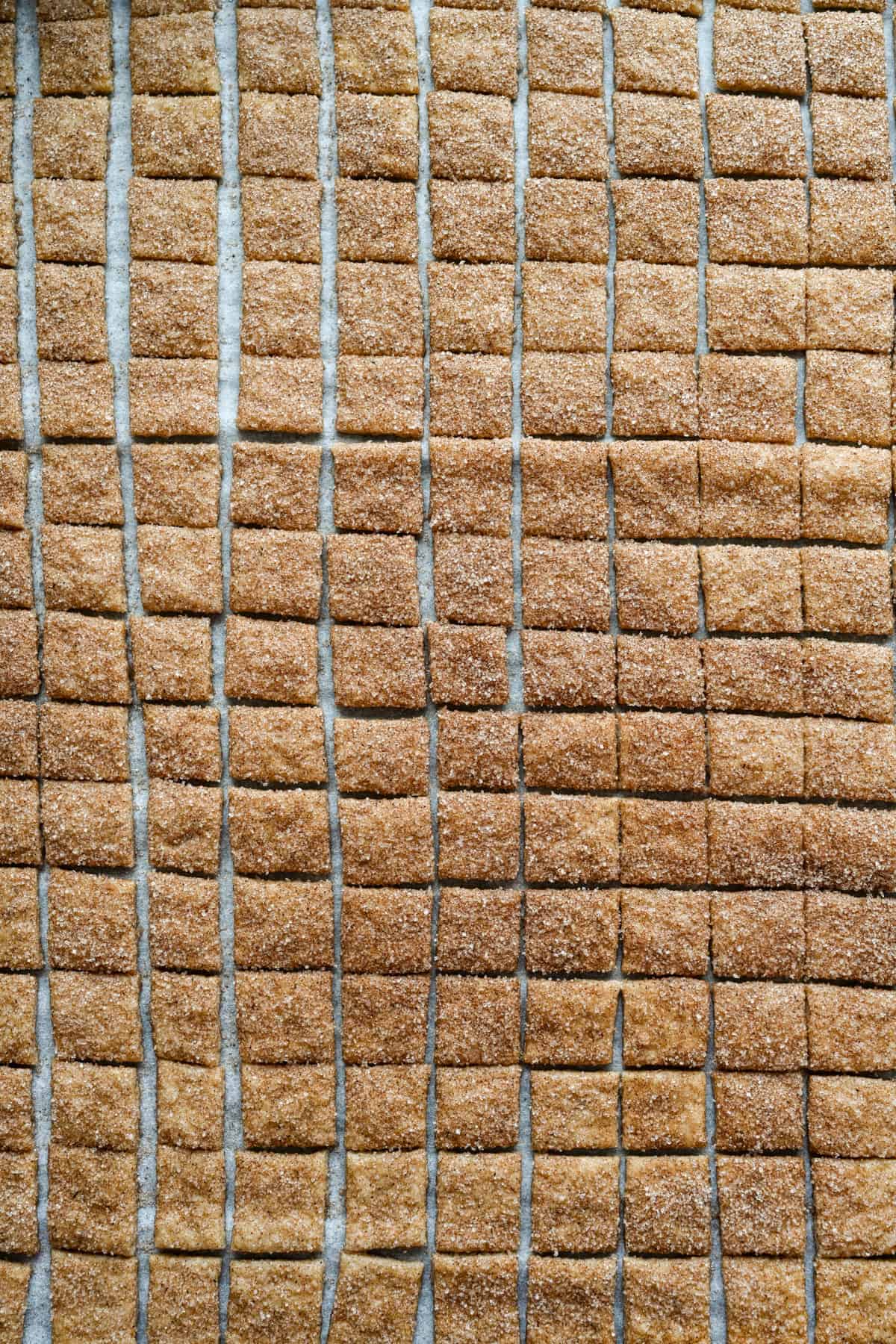 Les toasts à la cannelle sont croquants après la cuisson.
