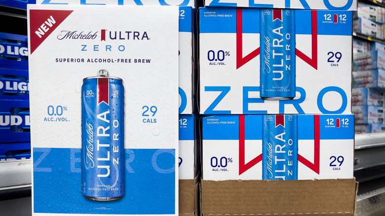Étuis Michelob Ultra Zero sur une étagère de magasin.
