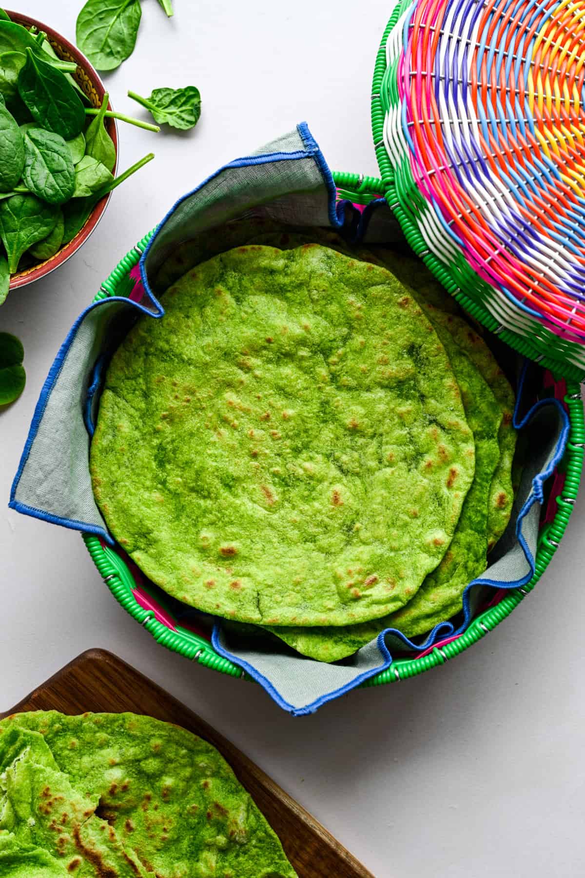 Vue aérienne des tortillas aux épinards.