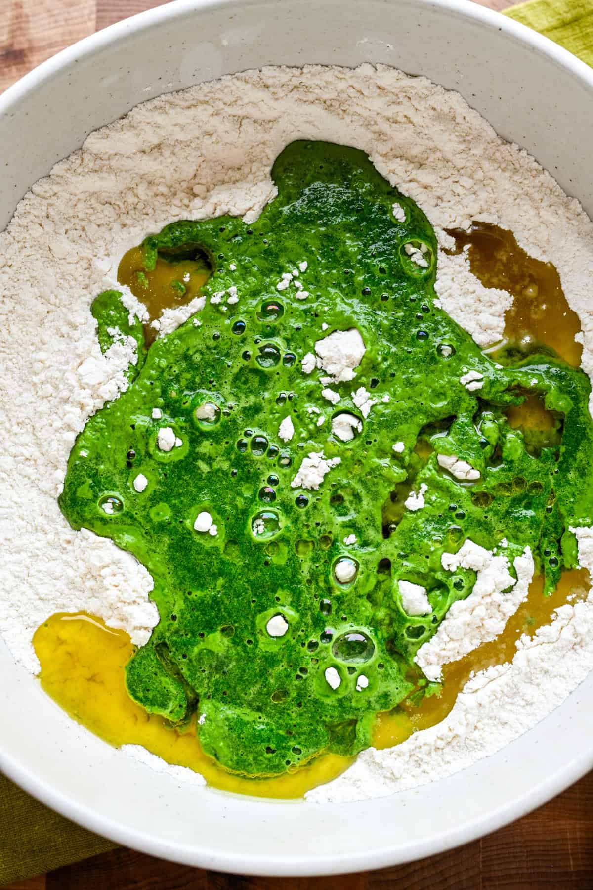 Vue aérienne de la pâte avant de mélanger le tout.