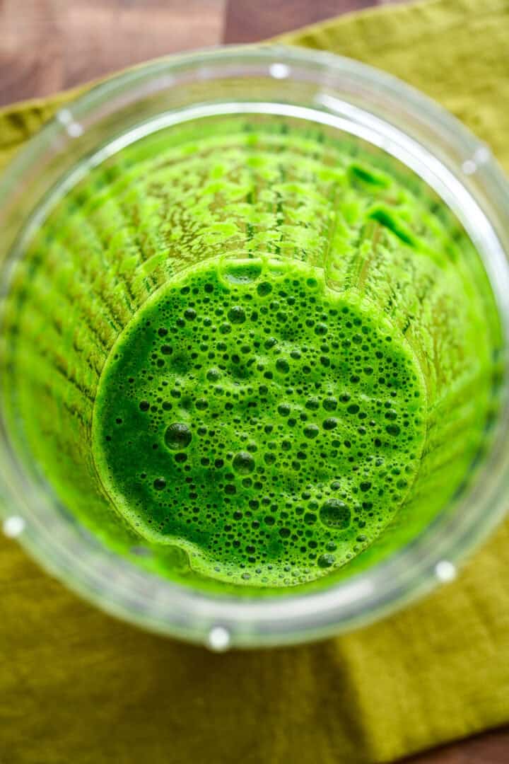 Vue aérienne des épinards après mélange.