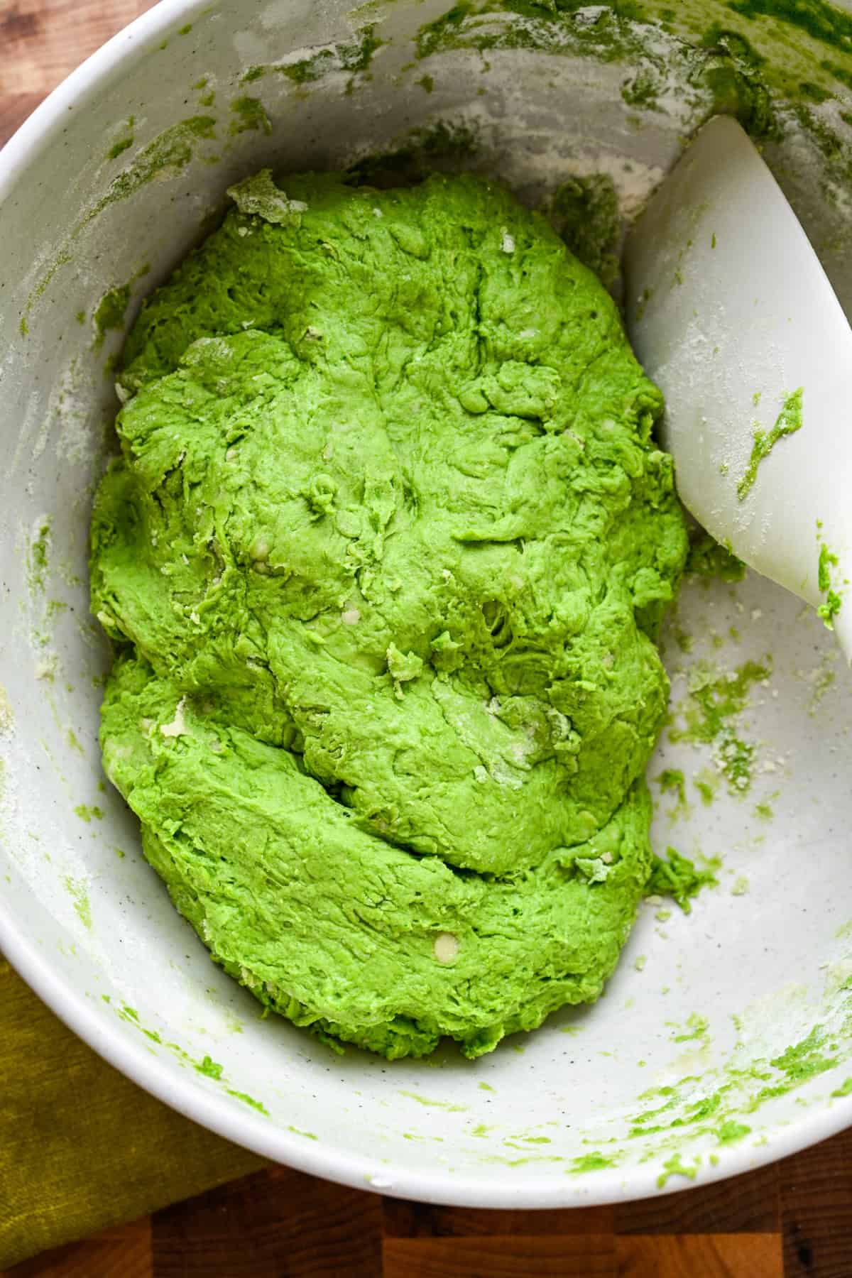 Vue aérienne de la pâte dans un bol.