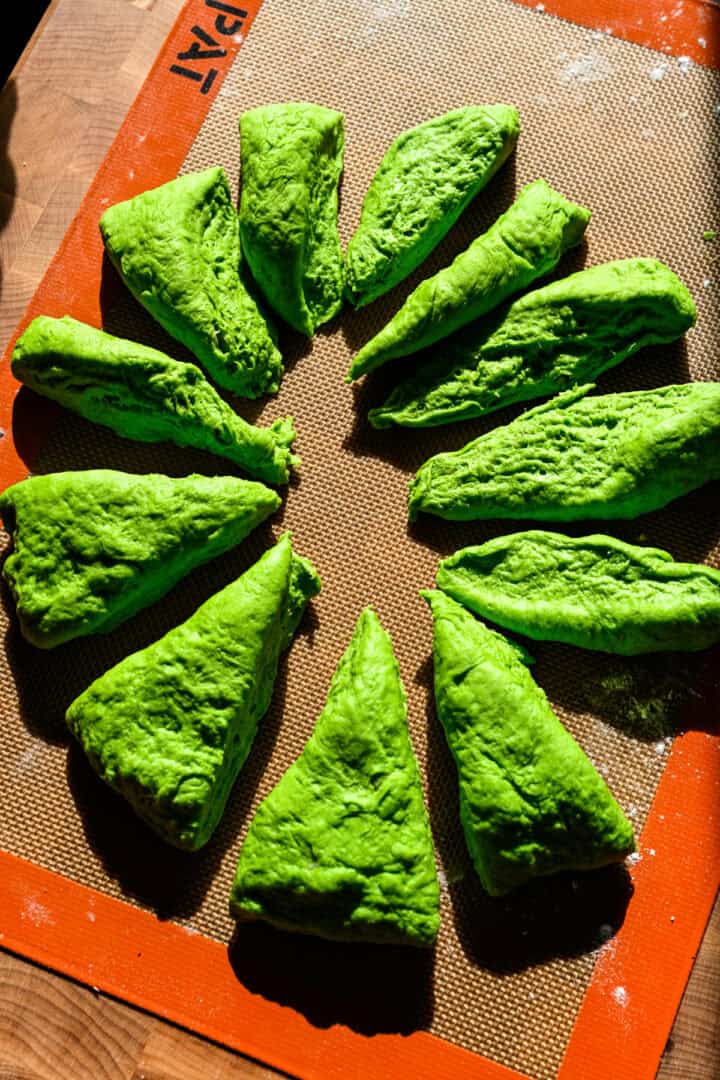 Vue aérienne de la pâte découpée en morceaux.