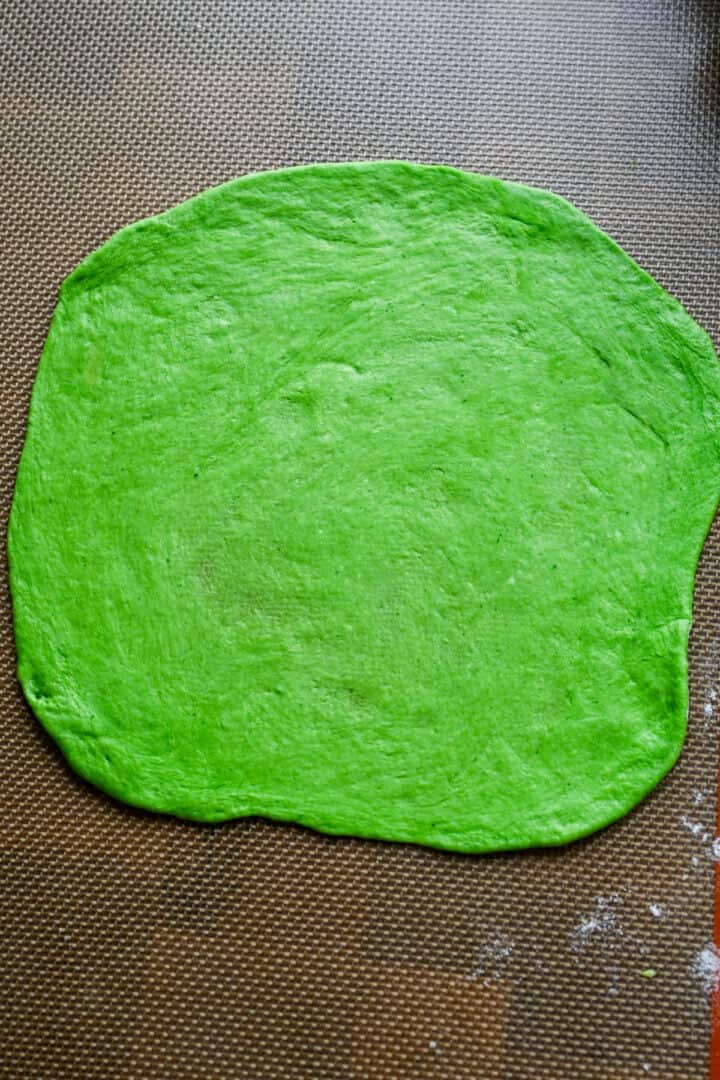 Vue aérienne de la tortilla après l'avoir roulée.