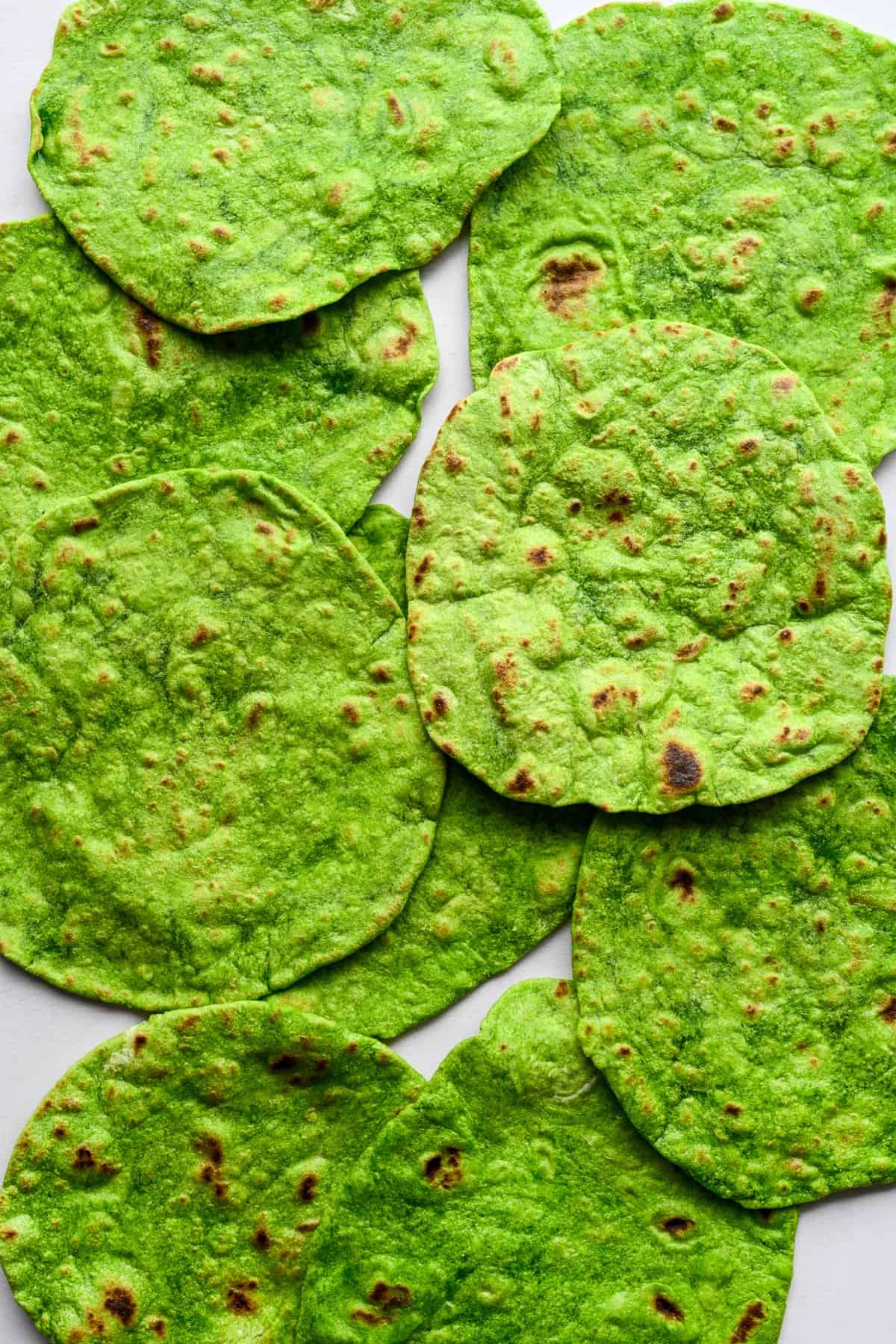 Vue aérienne des tortillas aux épinards.