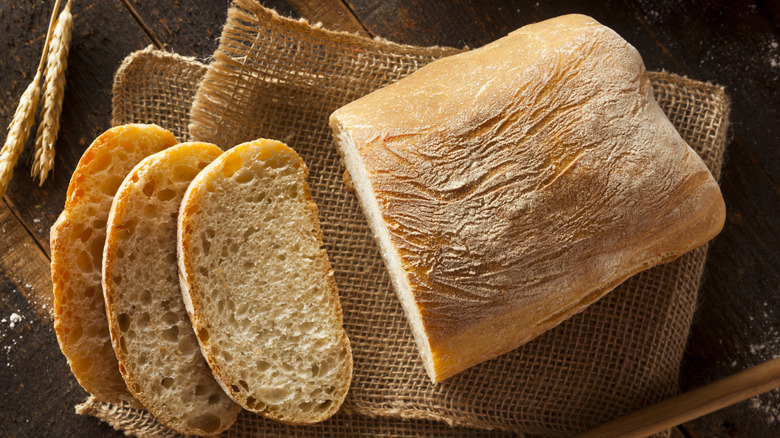 Pain italien croustillant sur toile de jute