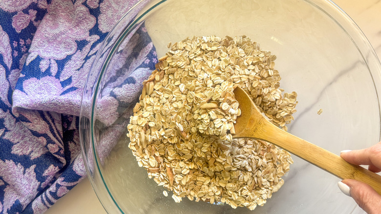 cuillère en bois mélangeant l'avoine