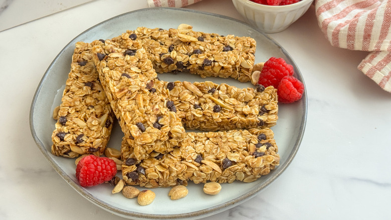 barres tranchées sur une assiette