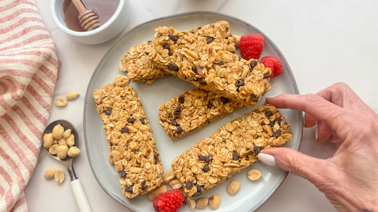 barre granola saisissante à la main