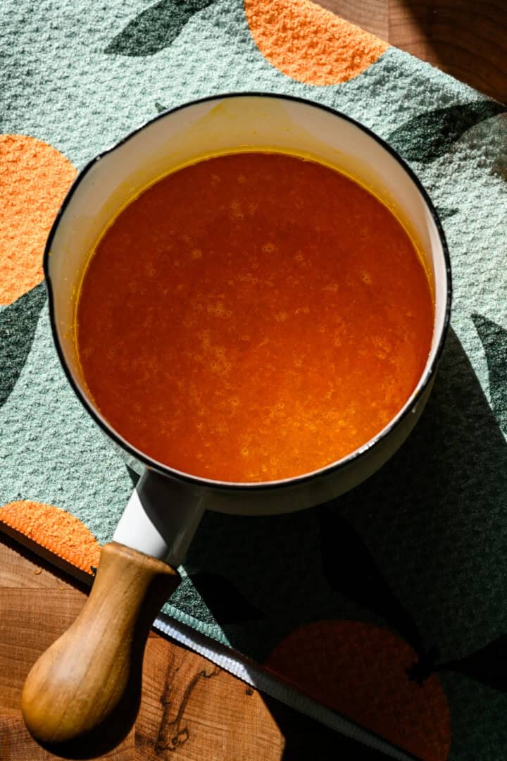 Sirop de soda à l'orange dans une casserole.