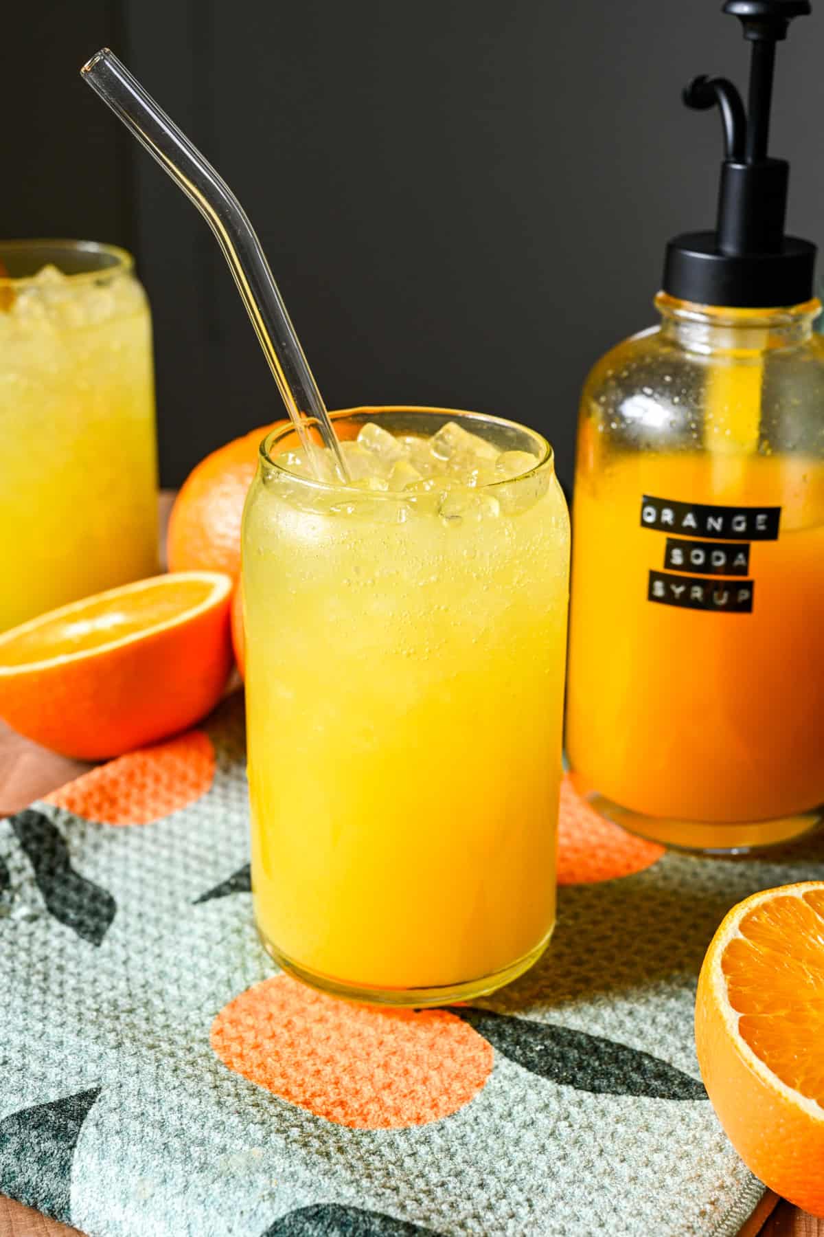 Vue de face du soda à l'orange dans un verre.