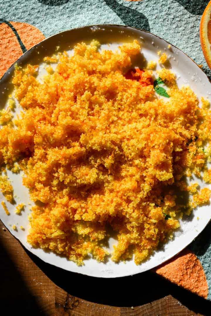 Zeste d'orange après avoir été mélangé avec du sucre.