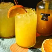 Vue de face du soda à l'orange dans un verre.