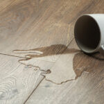 Pourquoi les déversements d’eau pourraient réellement endommager les sols de votre cuisine