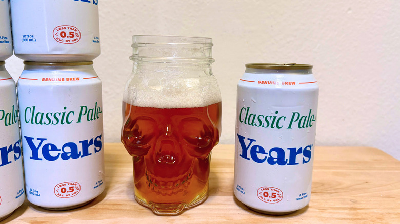 Un verre en forme de crâne de Years Classic Pale à côté de sa canette