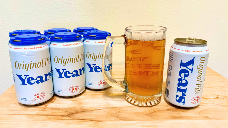 Une chope de Years Original Pilsner à côté de sa canette