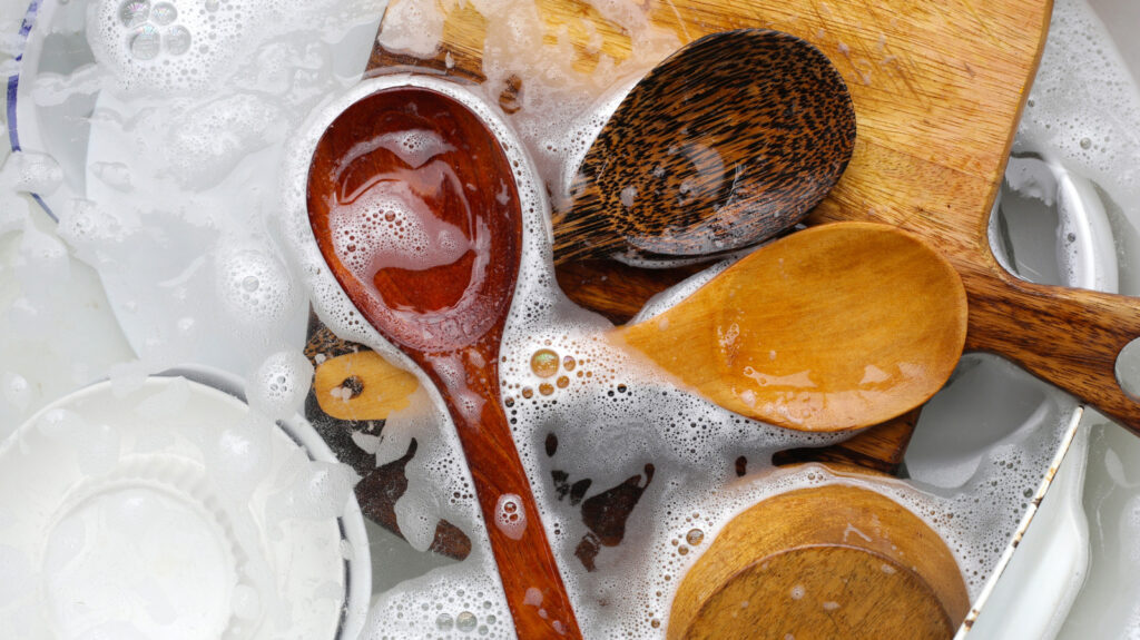Pourquoi vous ne devriez jamais mettre de cuillères en bois au lave-vaisselle