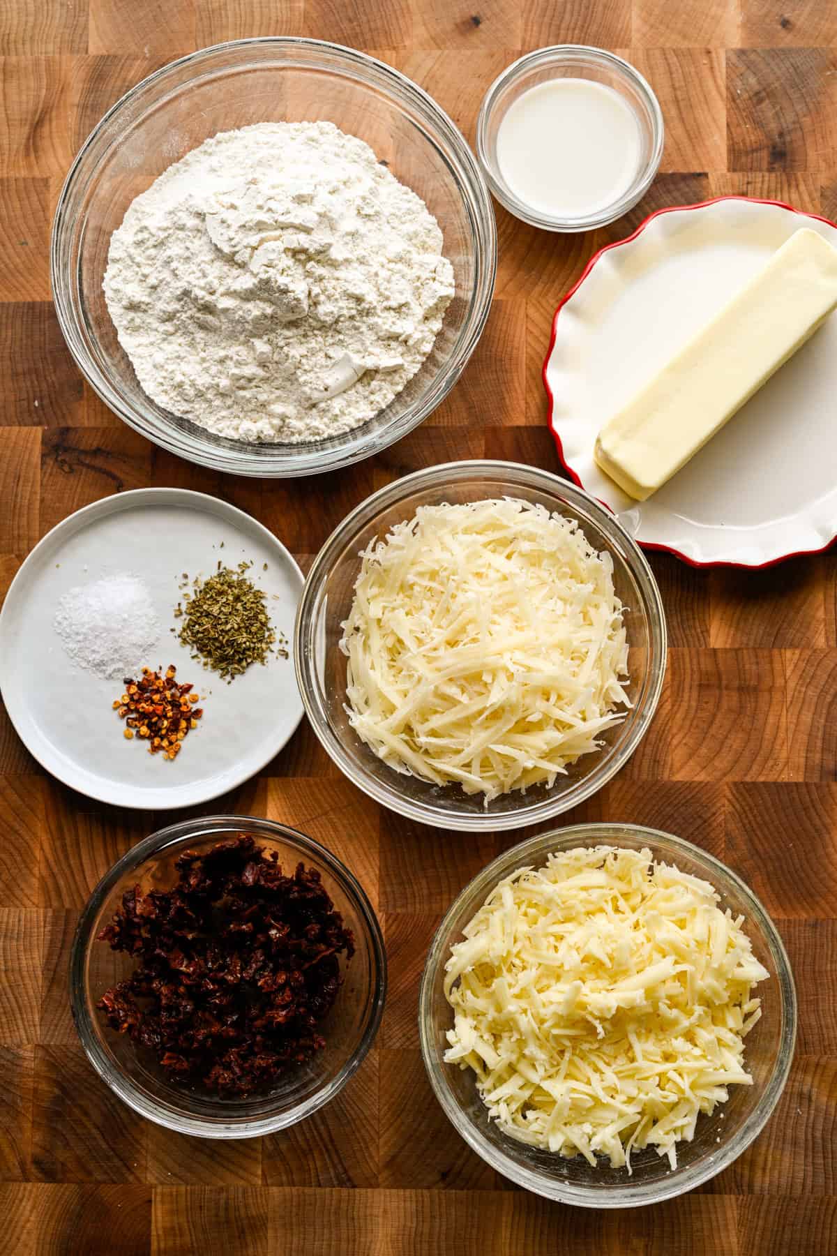 Vue aérienne des ingrédients de la pizza Cheez It.