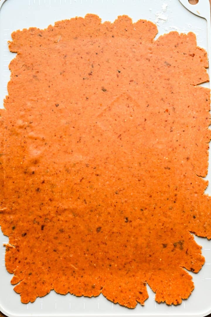 Pâte à pizza cheez it roulée dans une feuille.