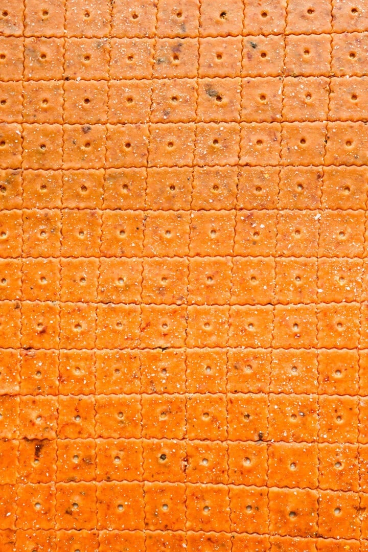 Pizza cheez-la pâte coupée en carrés et percée de trous.