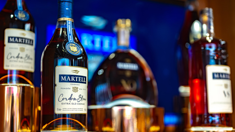 Bouteilles de cognac Martell avec Martell Cordon Bleu au premier plan